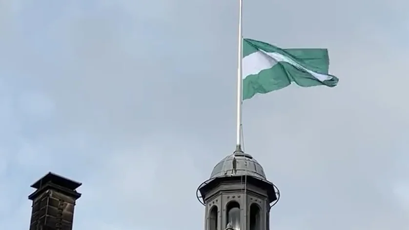Vlag halfstok op het stadhuis