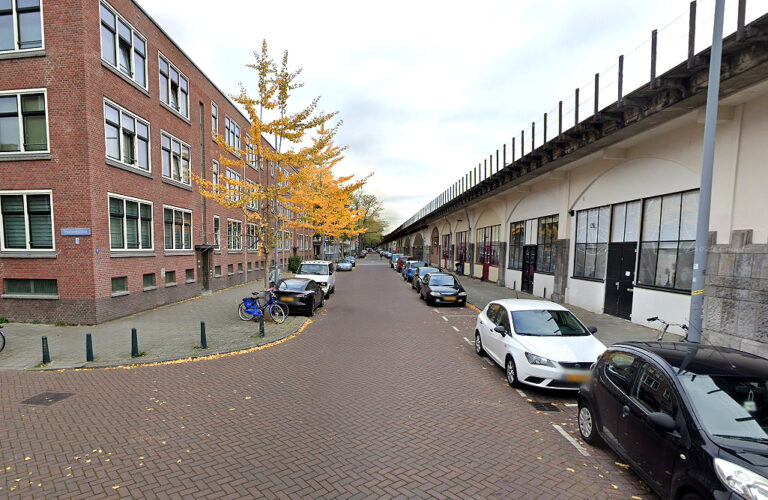 Bandenprikker slaat toe in Bergpolder: tientallen auto’s lek, verdachte opgepakt