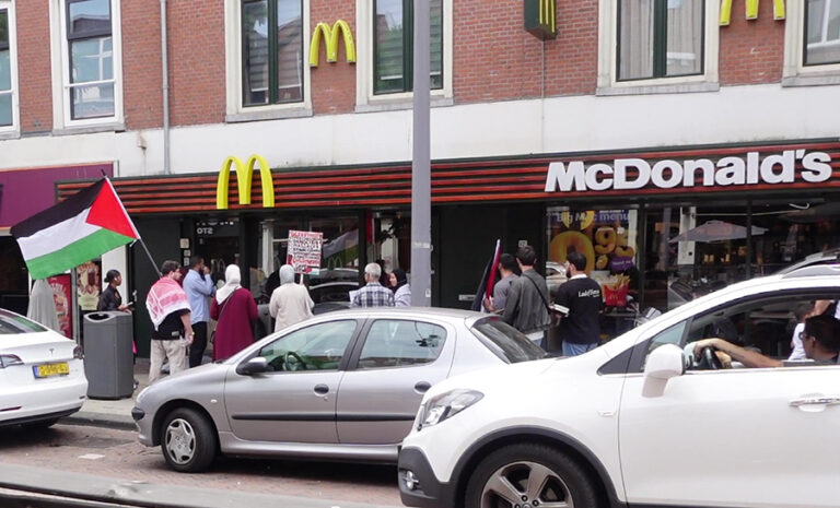 Pro-Gaza-demonstratie bij McDonald’s in Zwartjanstraat