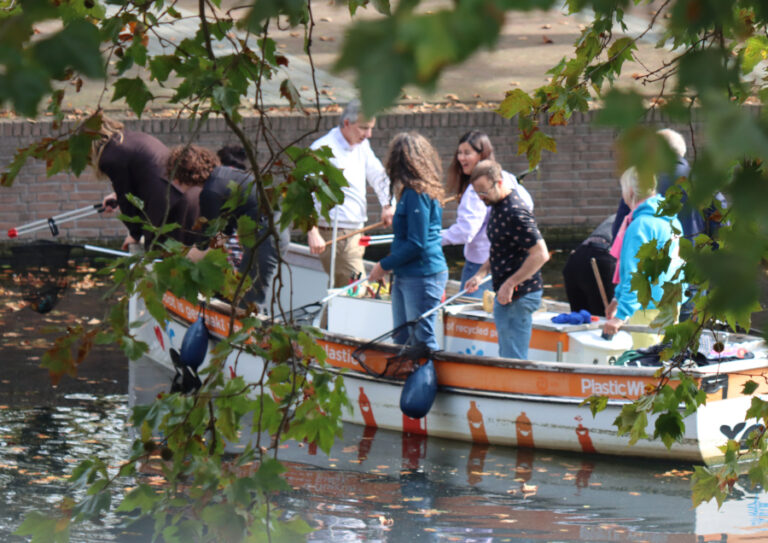 Plastic vissen op de Rotte met Plastic Whale Rotterdam