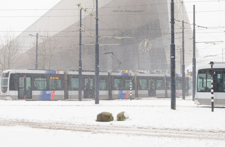Bussen RET rijden nog niet, treinverkeer rond Rotterdam fors beperkt (update)