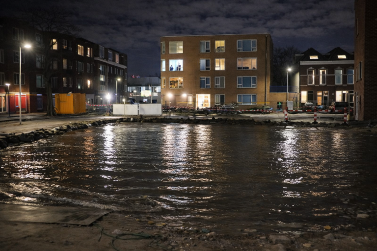 Waterlekkage op bouwterrein zet straat blank in Oude Noorden